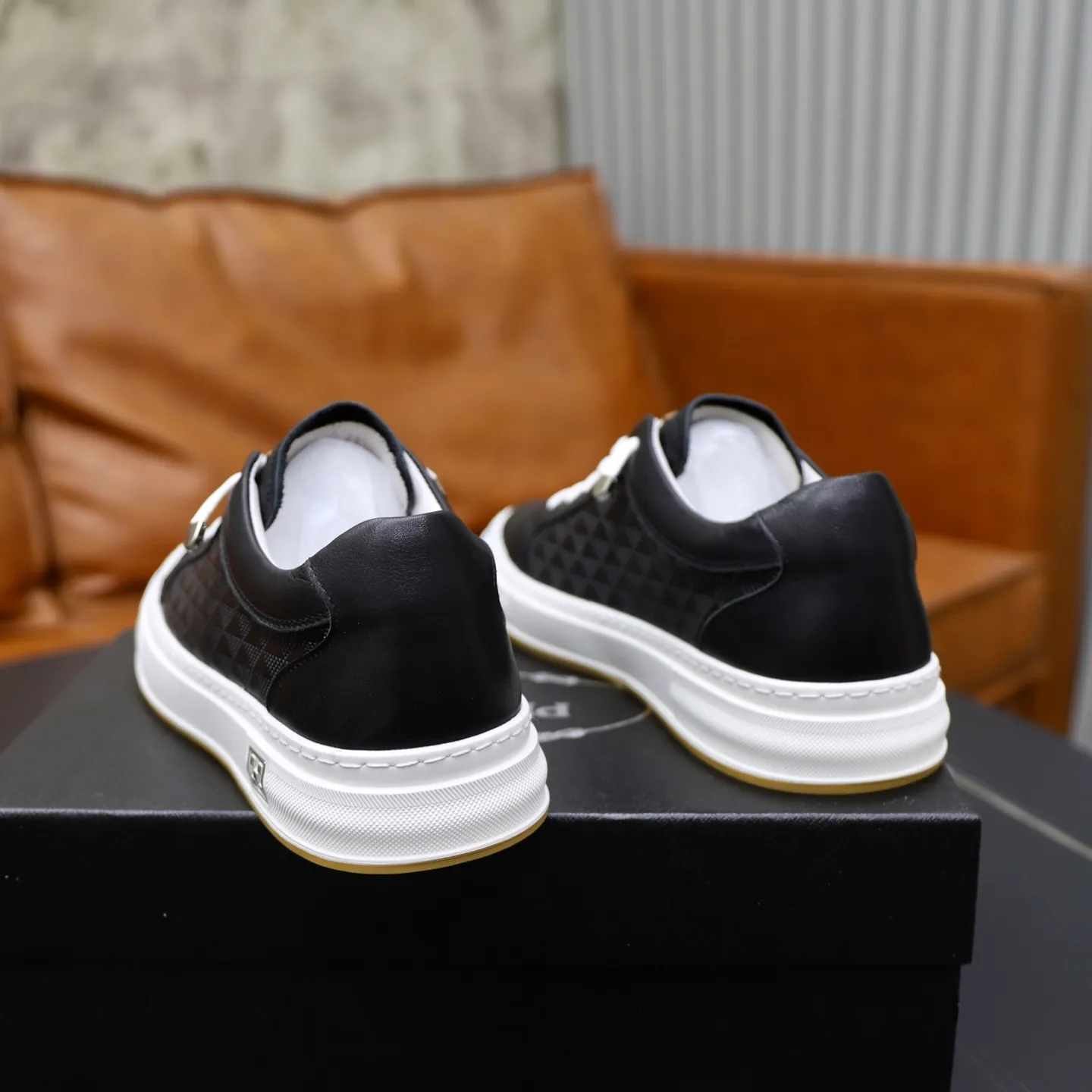Men's shoes: 440💰🙅‍♂️🙅‍♂️🙅‍♂️ Brand: PRADA Standard code: 38–44 (45 can be customized) Level: Same as the official website Material: Original cowhide fabric Comfortable pigskin lining Lightweight and wear-resistant outsole Style category: Men's fashionable casual shoes and boots Running sneakers Distinguished luxury brand elements Top luxury Color: actual picture color